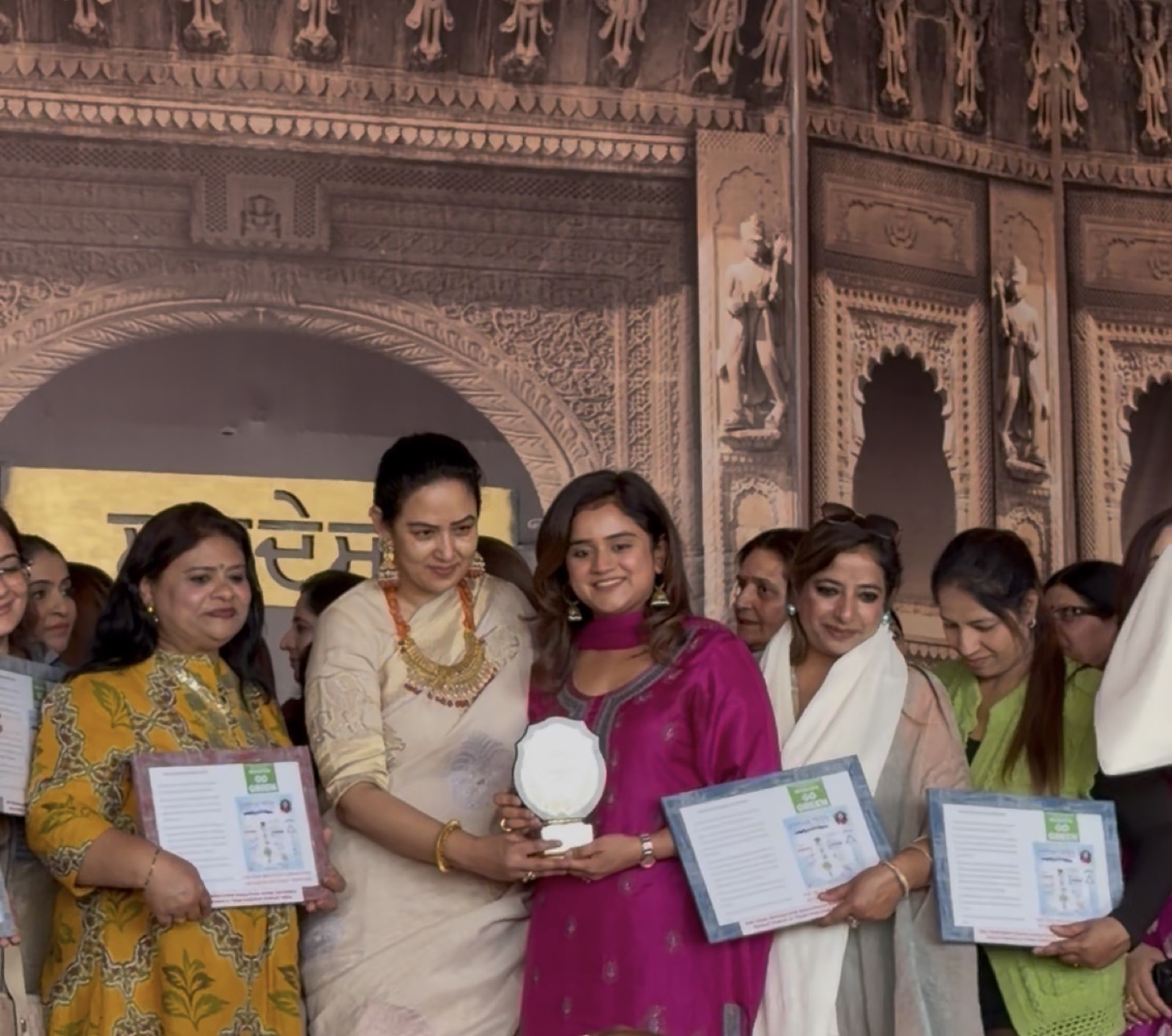 Coach Shavy Jain receiving the Atamnirbhar Naari award